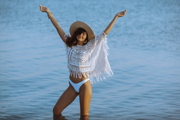 Femme au repos sur la plage pendant les vacances