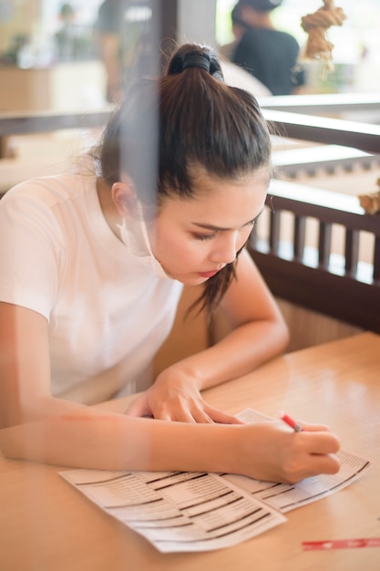 Femme au restaurant avec protocole de distanciation sociale