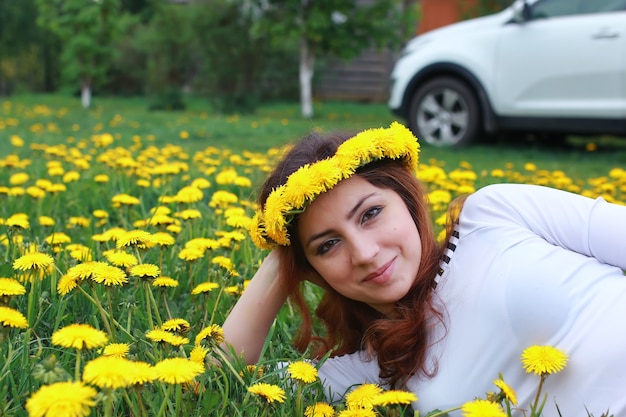 femme au sol, prairie de pissenlit