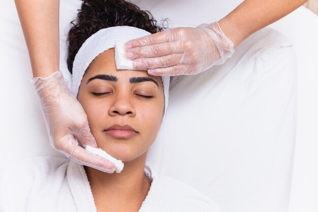 Femme au spa faisant des soins de la peau. femme au spa