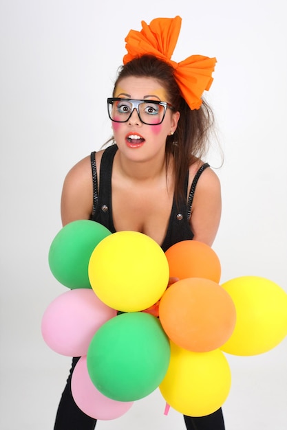 Femme au style de poupée avec des ballons colorés