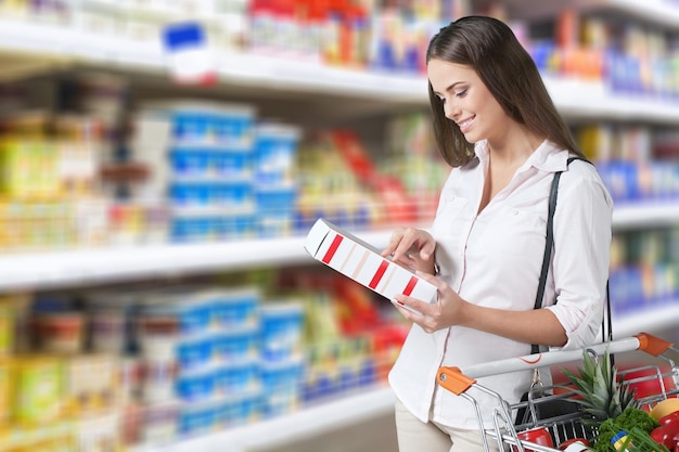 Femme au supermarché supermarché shopping épicerie étiquette nutritionnelle étiquette femme