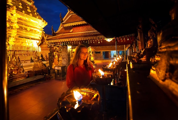 Femme au temple bouddhiste