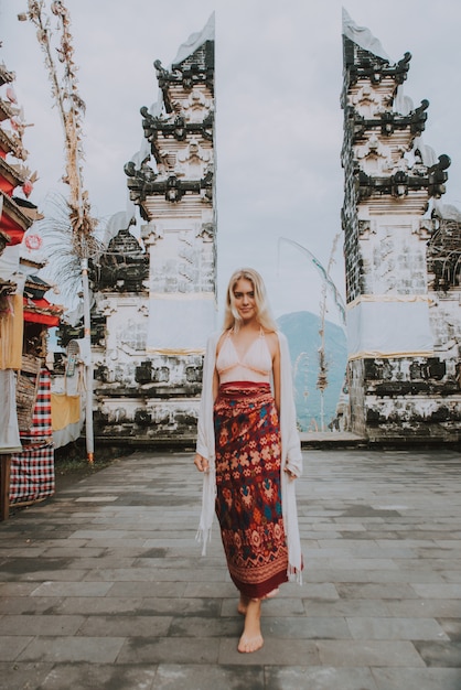 Photo femme au temple de pura lempuyang à bali