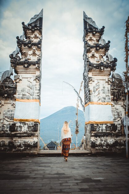 Femme au temple de Pura Lempuyang à Bali