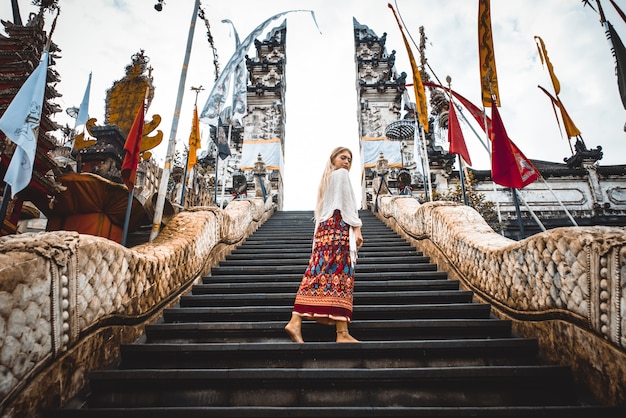 Femme au temple de Pura Lempuyang à Bali