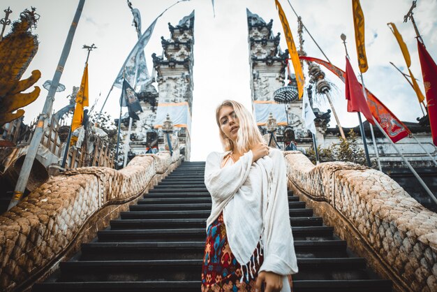 Femme au temple de Pura Lempuyang à Bali