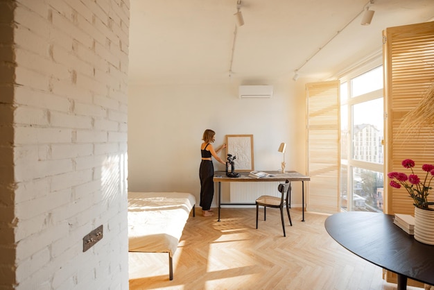 Femme au travail à la maison confortable