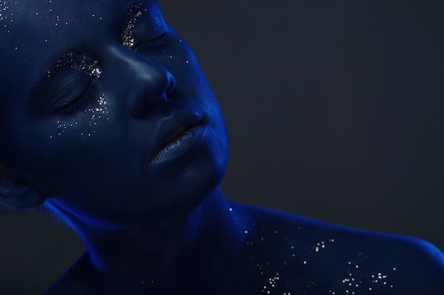 Photo femme au visage bleu foncé