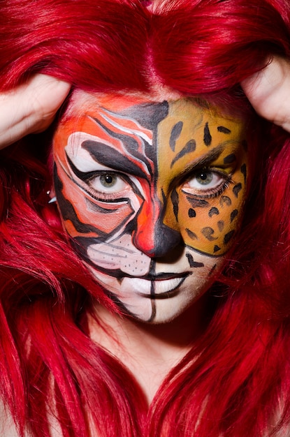 Femme au visage de tigre dans le concept de l&#39;halloween