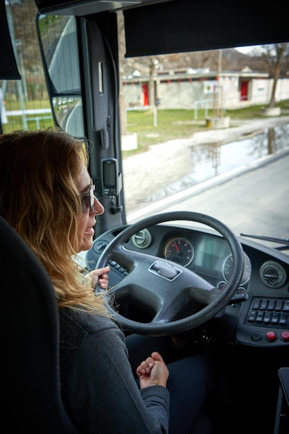 Une femme au volant d'un bus