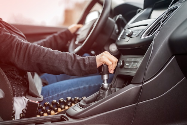 Femme au volant de voiture, les mains sur le volant libre