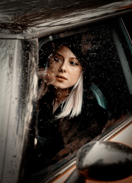 Femme Au Volant D'une Voiture Sous La Pluie