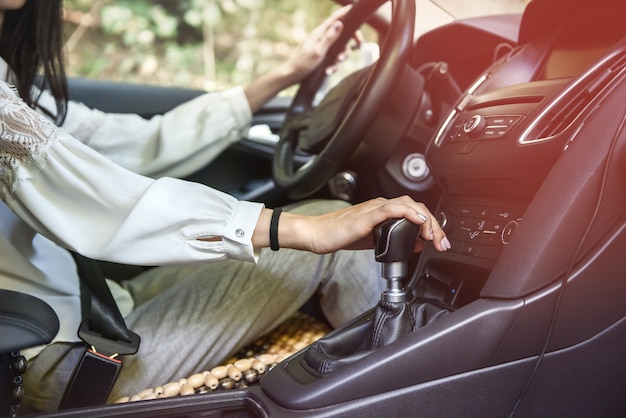 Femme au volant de voiture avec volant. Conducteur à l'intérieur de la voiture