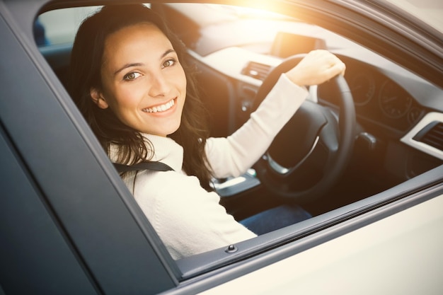 femme au volant d&#39;une voiture