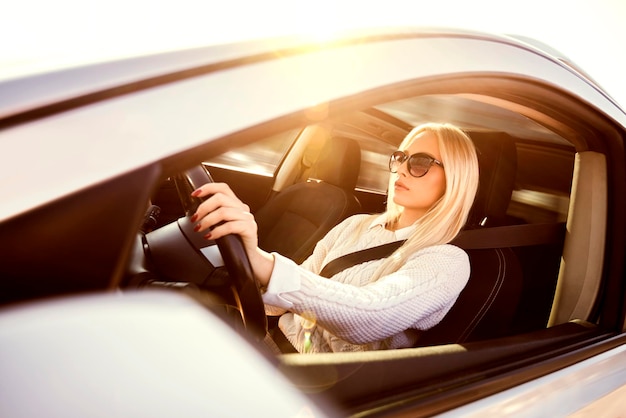 femme au volant d&#39;une voiture