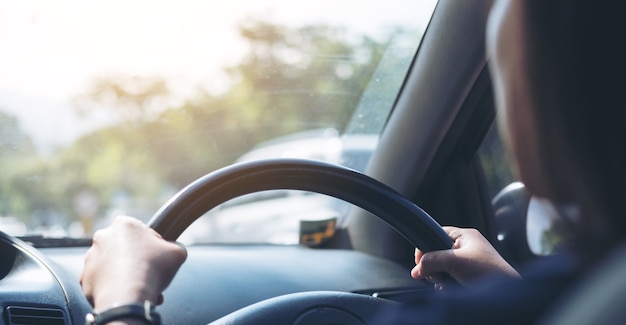 femme au volant d&#39;une voiture