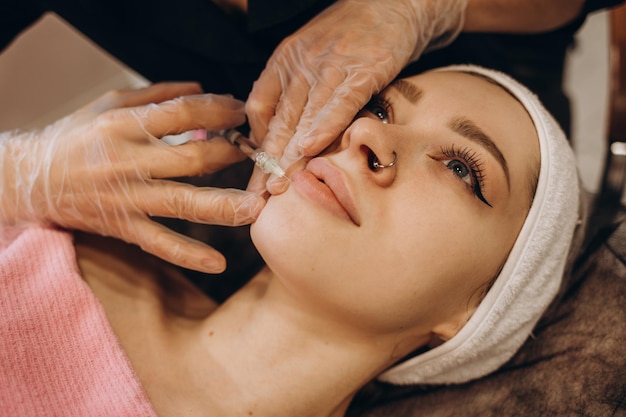 Femme d'augmentation des lèvres obtenant une injection de beauté pour les lèvres