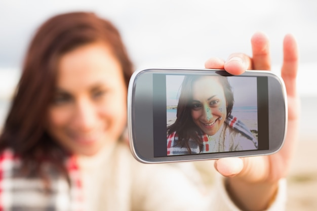 Femme auto photographier avec smartphone