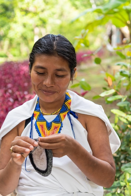 Femme autochtone tissant des textiles à vendre à Santa Marta Colombie