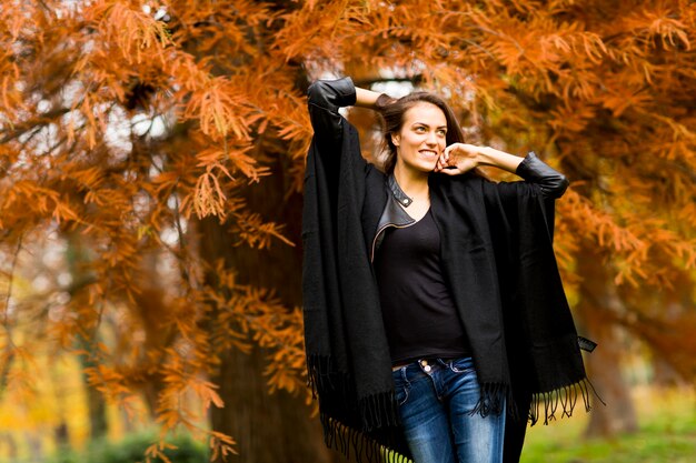 Femme en automne parc