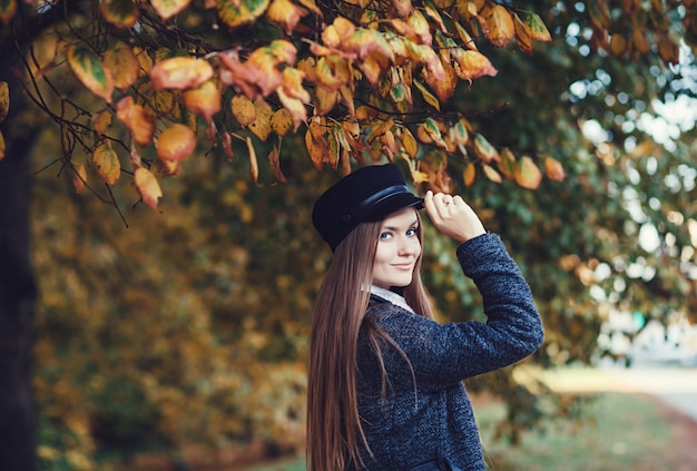 Femme en automne parc