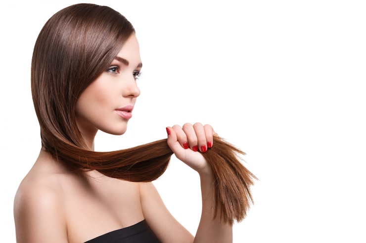 Photo une femme aux beaux cheveux longs.