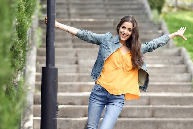 Femme aux beaux cheveux portant des vêtements décontractés en milieu urbain.