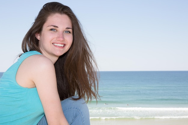 Femme aux beaux jours en été à la plage