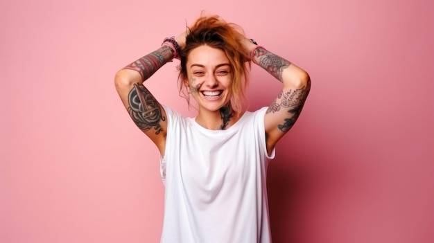 Femme aux bras en dreadlocks tatoués portant une maquette de t-shirt blanc sur fond rose