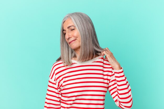 Femme aux cheveux blancs d'âge moyen se sentant stressée, anxieuse, fatiguée et frustrée