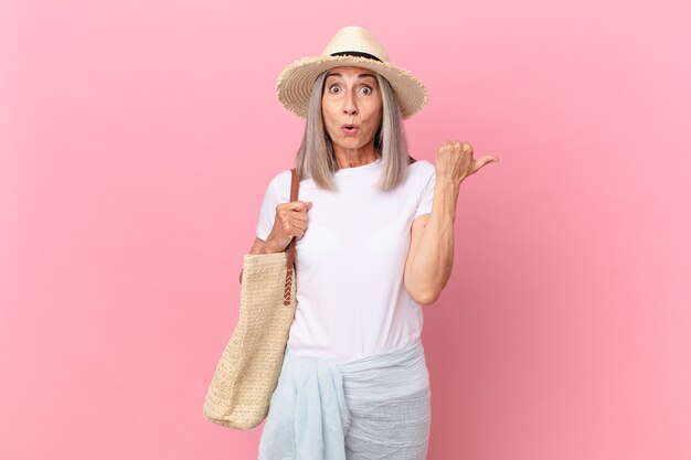 Femme aux cheveux blancs d'âge moyen semblant étonnée d'incrédulité. concept d'été