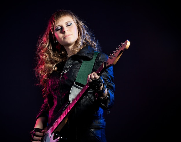 femme aux cheveux blonds, jouer de la guitare