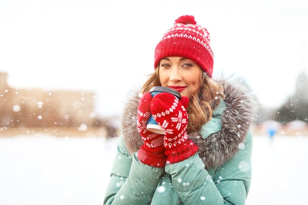 Femme aux cheveux bouclés portant une veste d'hiver chaude