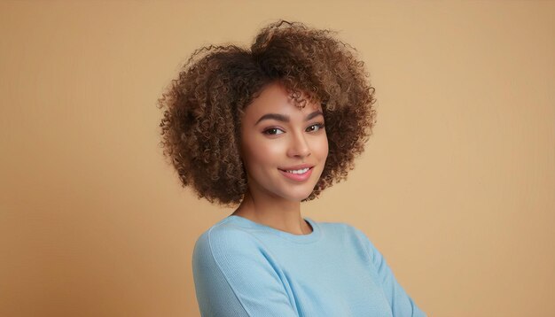 une femme aux cheveux bouclés qui a un haut bleu