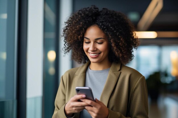 une femme aux cheveux bouclés regarde son téléphone