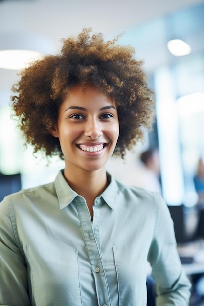 Photo une femme aux cheveux bouclés souriant à la caméra