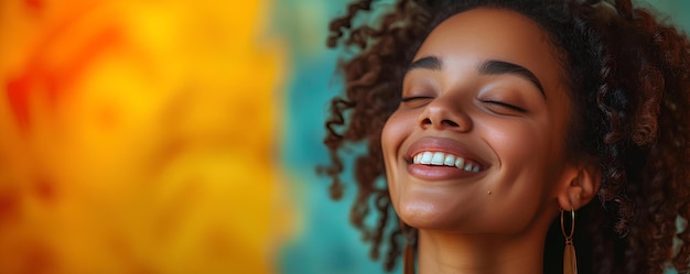 Une femme aux cheveux bouclés souriante et portant des boucles d'oreilles et un collier sur son cou et un jaune