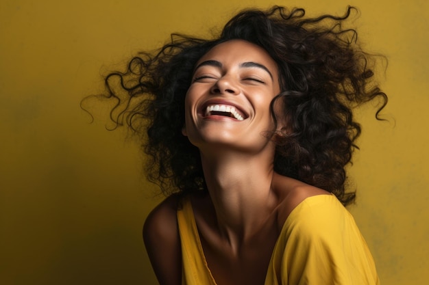 Une femme aux cheveux bouclés sourit et sourit.