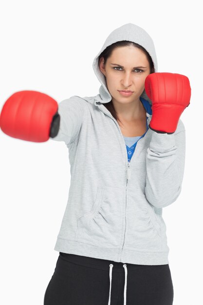 Femme aux cheveux bruns en boxe sweat