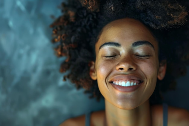 Une femme aux cheveux bruns et un sourire sur son visage