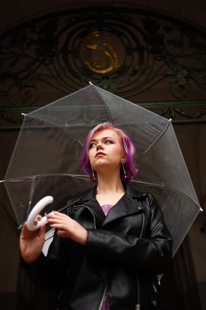 Femme aux cheveux colorés dans la rue