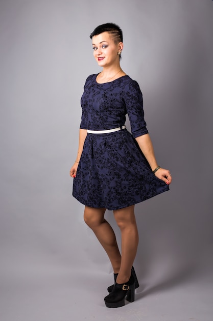 Femme aux cheveux courts en robe bleue