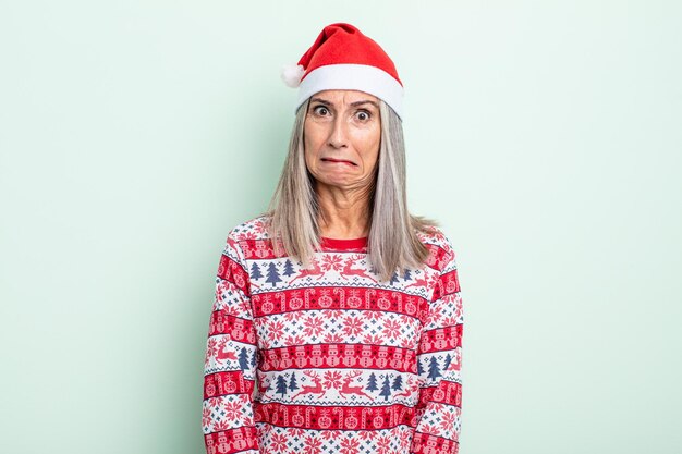 Femme aux cheveux gris d'âge moyen à la perplexité et à la confusion. notion de noël