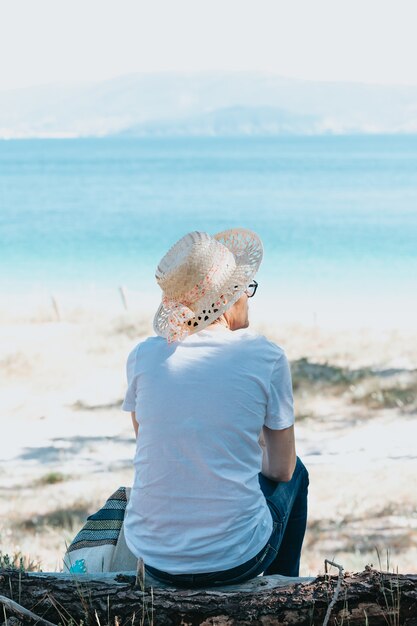 femme aux cheveux gris à la plage pendant une journée super ensoleillée concept de liberté senior copy space sun