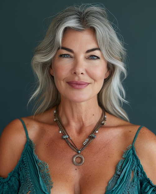 Une femme aux cheveux gris posant pour une photo