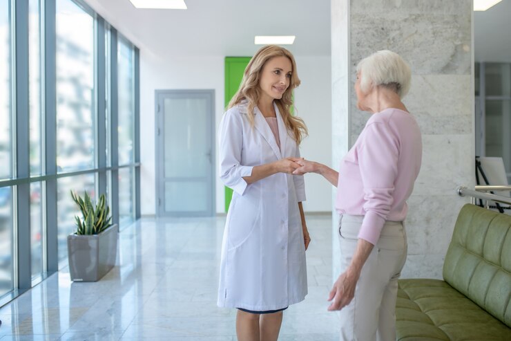 Femme aux cheveux gris rencontrant le médecin à la clinique