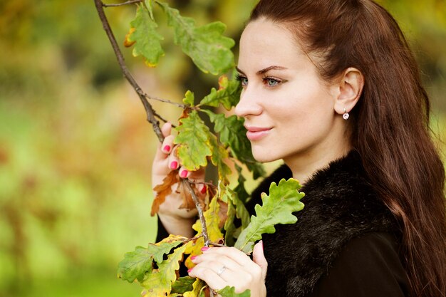 Femme aux cheveux longs dans le parc de l'été