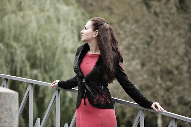 Femme aux cheveux longs dans le parc de l'été