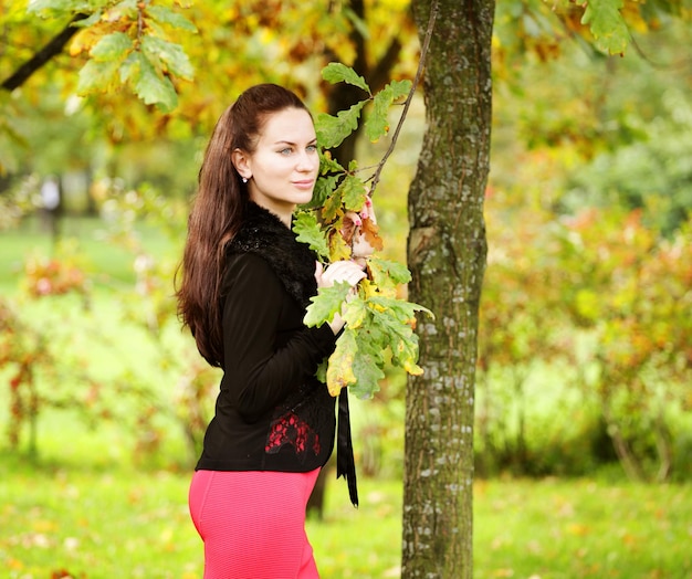 Femme aux cheveux longs dans le parc de l'été